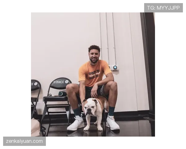 乔丹·汤普森训练完直接啃生鸡胸肉，这自律谁顶得住啊